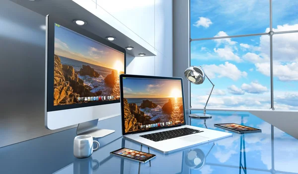 Interior moderno escritorio de cristal con computadora y dispositivos 3D renderin —  Fotos de Stock
