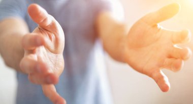 boş elini gösterilen işadamı