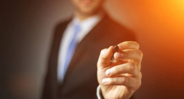 İşadamı dijital ekranda bir kalemle yazma