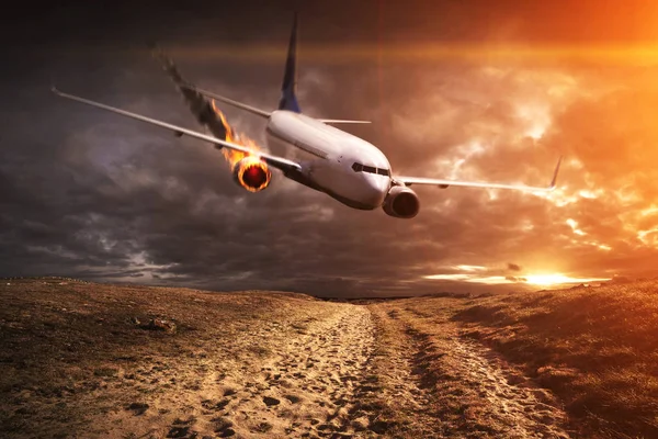 Plane with engine on fire about to crash — Stock Photo, Image