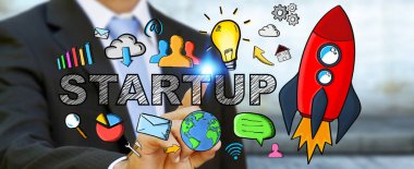 Elle çizilmiş başlangıç metin ve kırmızı roket dokunmadan işadamı