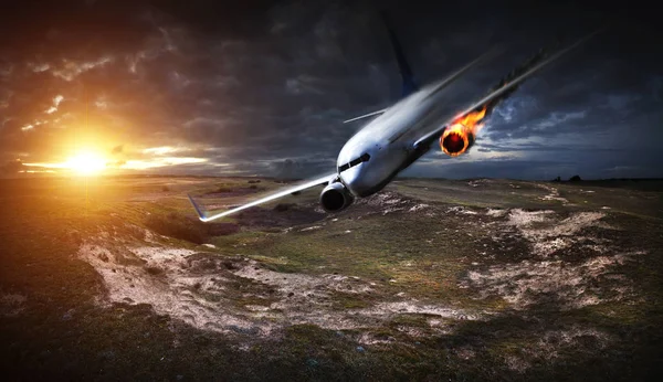 Avión con motor en llamas a punto de estrellarse —  Fotos de Stock