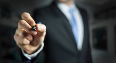 İşadamı dijital ekranda bir kalemle yazma