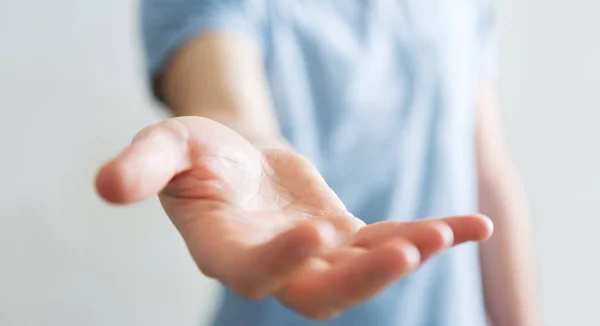 Zakenman tonen zijn lege hand — Stockfoto