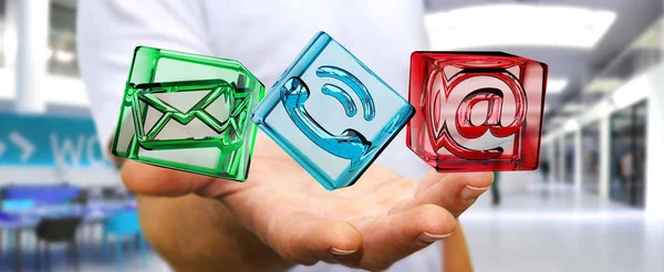 Бизнесмен держит в руке иконку контакта прозрачного куба 3D — стоковое фото