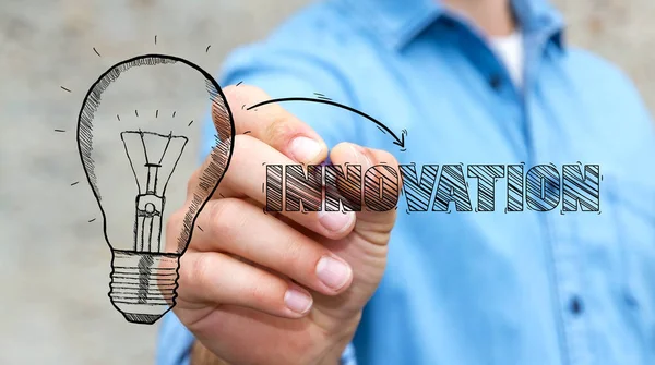 Üzletember rajz egy vázlatot villanykörte innováció fogalma — Stock Fotó