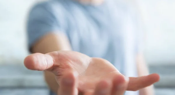 Uomo d'affari che mostra la sua mano vuota — Foto Stock