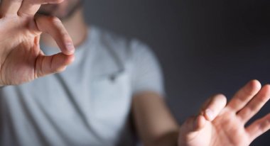 boş elini gösterilen işadamı