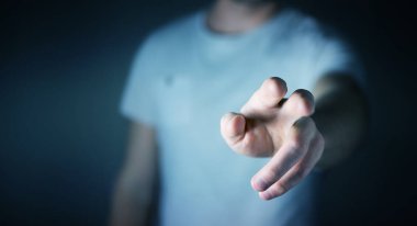 İşadamı parmağını gösterdi.