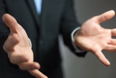 boş elini gösterilen işadamı
