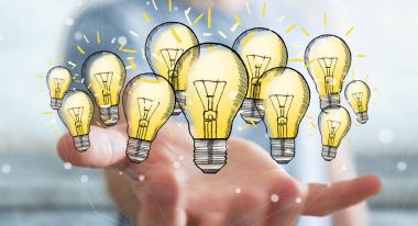 Çizilmiş ampul elinde tutan işadamı