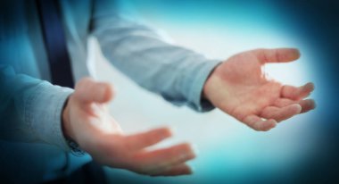 boş elini gösterilen işadamı