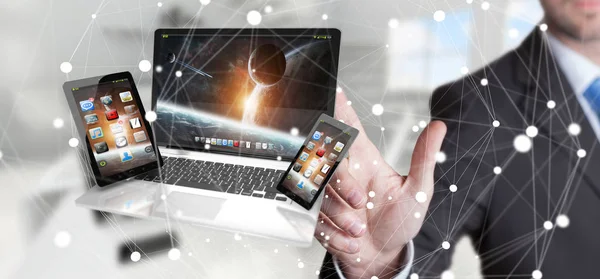 Бизнесмен трогает ноутбук и планшет пальцем в 3D — стоковое фото