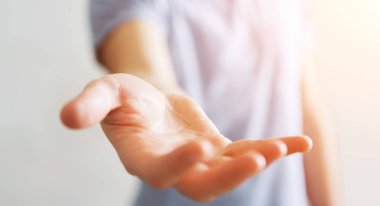 boş elini gösterilen işadamı