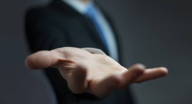 boş elini gösterilen işadamı