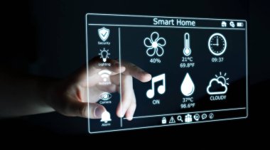 Akıllı ev dijital arabirimi 3d işlemesini kullanan iş adamı