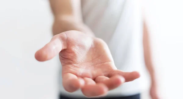 Uomo d'affari che mostra la sua mano vuota — Foto Stock