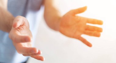 boş elini gösterilen işadamı