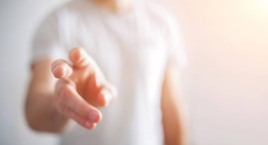 İşadamı parmağını gösterdi.