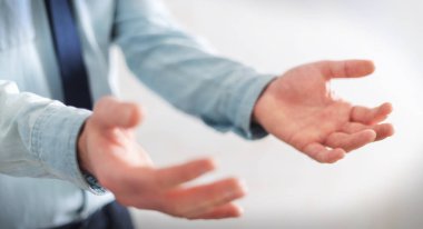 boş elini gösterilen işadamı