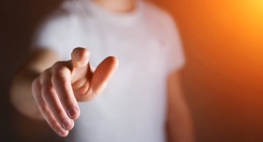 İşadamı parmağını gösterdi.