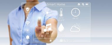 Akıllı ev dijital arabirimi 3d işlemesini kullanan iş kadını