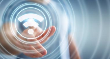 Ücretsiz Wi-Fi hotspot arabirimi 3d işlemesini kullanan iş adamı