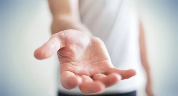 Affärsman som visar sin tomma hand — Stockfoto