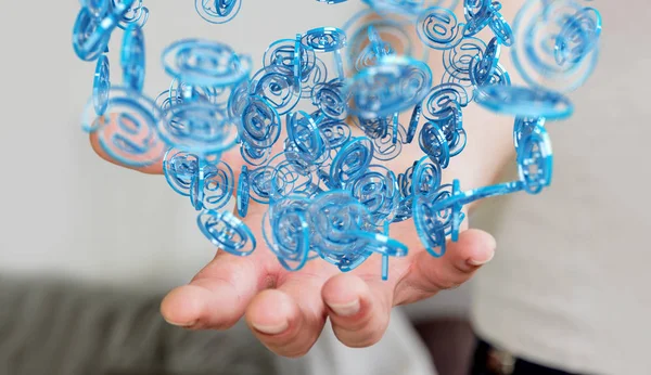 Επιχειρηματίας χρησιμοποιώντας ψηφιακή arobase μπλε σφαίρα να σερφάρετε στο interne — Φωτογραφία Αρχείου