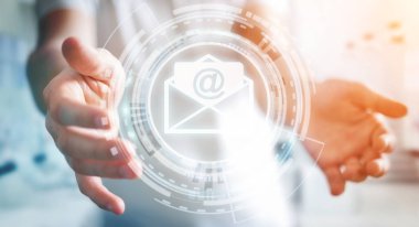 E-posta simgesi elinde uçan 3d render tutan işadamı