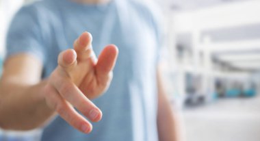 İşadamı parmağını gösterdi.