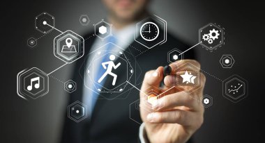 Genç adam onun performansları kontrol etmek için çalışan uygulama kullanarak 3d