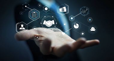 Ortaklık iş için dijital sunum kullanarak iş adamı 