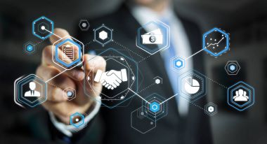 Ortaklık iş için dijital sunum kullanarak iş adamı 