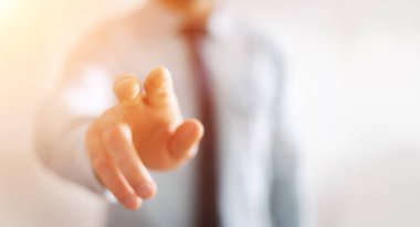 İşadamı parmağını gösterdi.