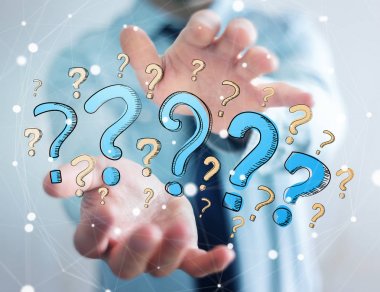 Elle çizilmiş soru işaretleri elinde tutan işadamı