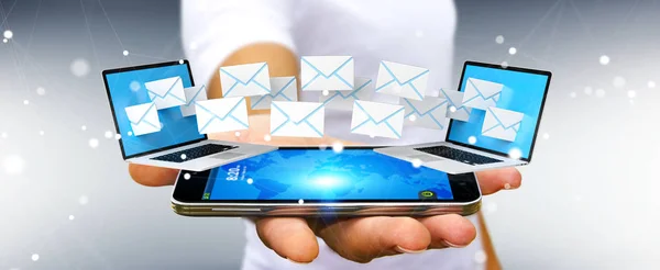 Geschäftsmann erhält E-Mails auf seinen digitalen Geräten 3d renderin — Stockfoto