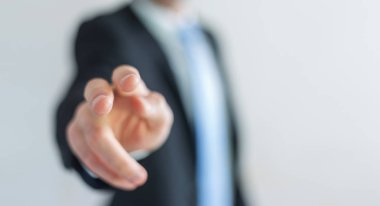 İşadamı parmağını gösterdi.