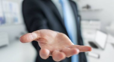 boş elini gösterilen işadamı