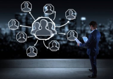 İş adamı izlerken sosyal ağ kroki üzerinde bir çatı 3d rende