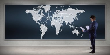 Yönetim Kurulu 3d r üzerinde dijital planet earth arabirimini kullanarak iş adamı