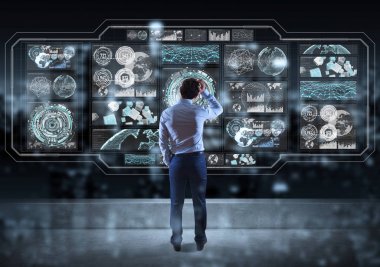 Grafik ekranlar arabirim üzerinde bir çatı 3d ren izlerken işadamı