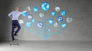 Üzerinde bir duvar 3d renderin sosyal ağ arabirimini kullanarak iş adamı