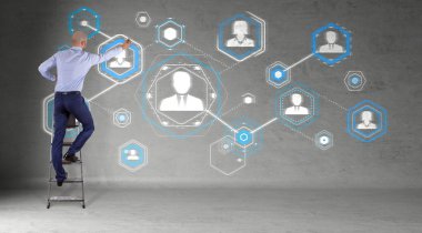 Üzerinde bir duvar 3d renderin sosyal ağ arabirimini kullanarak iş adamı