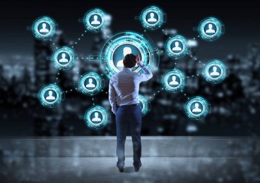 Bir çatı katı 3d re sosyal ağ arabiriminde izlerken işadamı