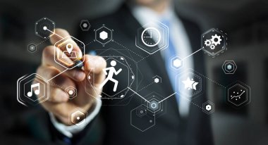 Genç adam onun performansları kontrol etmek için çalışan uygulama kullanarak 3d