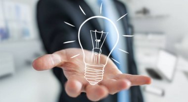 Bir kroki ampul tutan işadamı