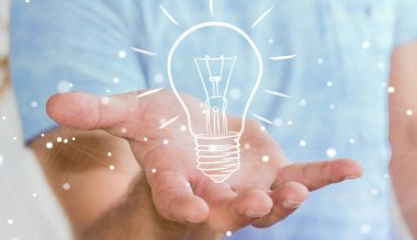 Bir kroki ampul tutan işadamı