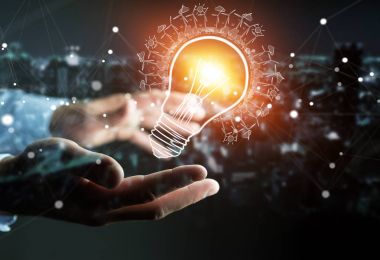 Yenilenebilir çevre ampul kroki tutan işadamı