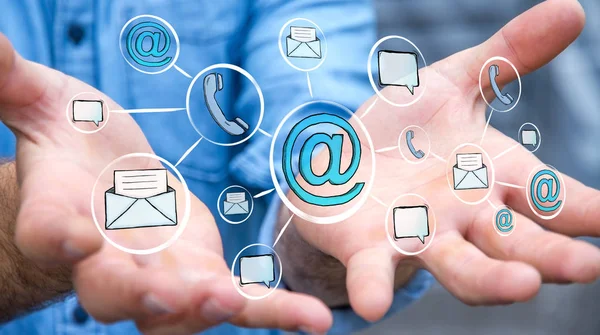 Çizilmiş grafik iletişim ve bağlantı ile tutan işadamı